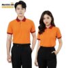 Áo thun đồng phục màu cam tươi phối đỏ đô ở cổ áo và bo tay áo