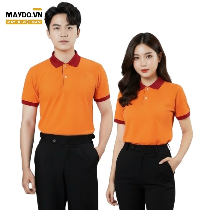 Áo thun đồng phục màu cam tươi phối đỏ đô ở cổ áo và bo tay áo Áo thun đồng phục màu cam tươi phối đỏ đô ở cổ áo và bo tay áo